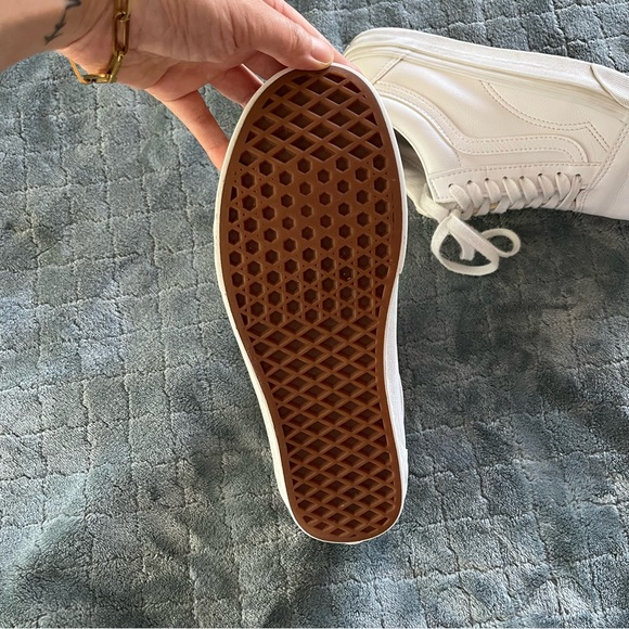 Vans Old Skool White Leather Sneakers – Classic‎ Low Top Skate Shoes (Unisex) - Picture 3 of 7